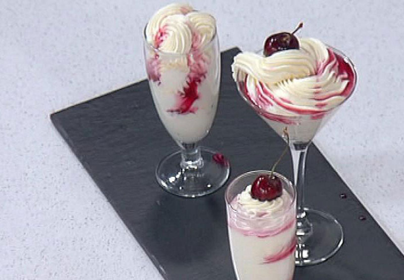 Mousse de chocolate blanco y cerezas