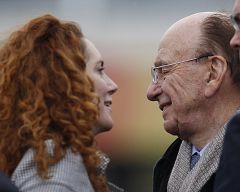 El imperio Murdoch se tambalea por el escándalo de los pinchazos telefónicos