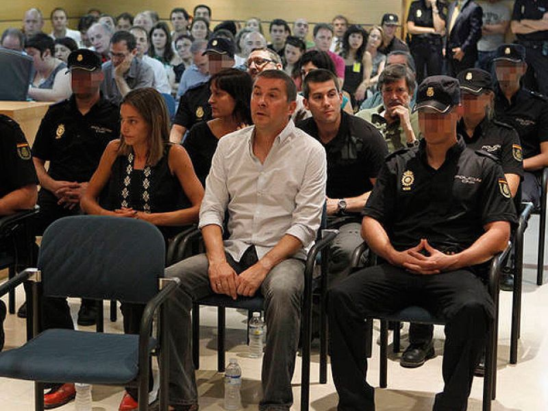 Otegi dice que el fin de la violencia es "irreversible" porque "sobra y estorba"