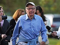 Murdoch cierra su periódico más vendido por el escándalo de los pinchazos telefónicos