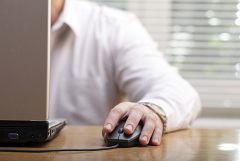 Los españoles pasan 27 horas al mes en internet