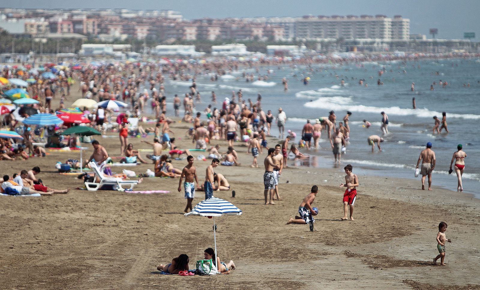 Las playas españolas se llenan en verano