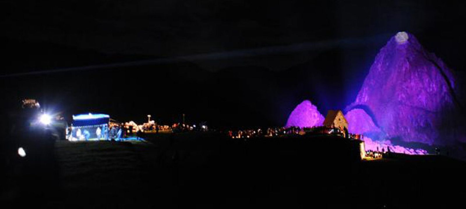 Machu Pichu iluminada y, detrás, el monte Huayna Picchu