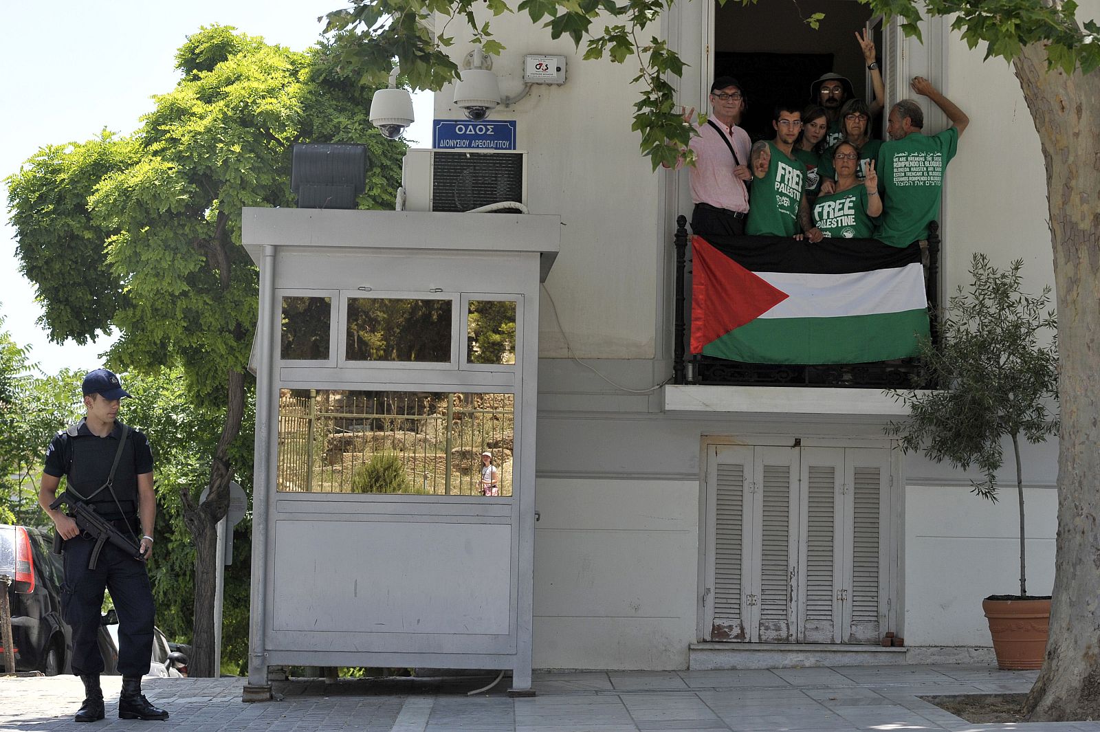 Activistas de Rumbo a Gaza ocupando la embajada española en Atenas
