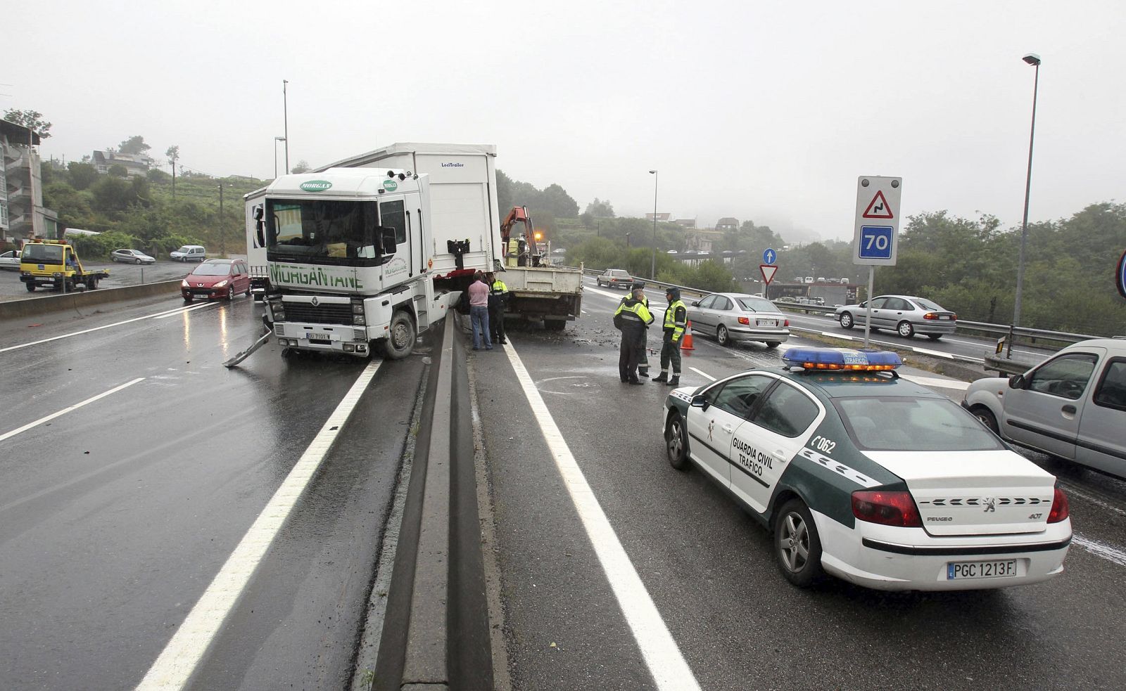 ACCIDENTE DE UN CAMIÓN SIN VÍCTIMAS PROVOCA RETENCIONES EN LA AUTOVÍA A-55
