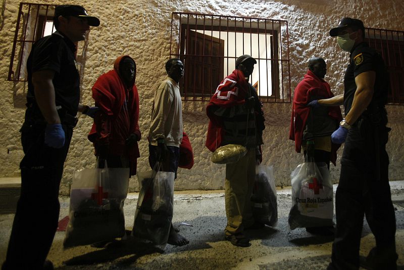 Rescatan a 67 inmigrantes, entre ellos un bebé, frente a las costas de Motril (Granada)