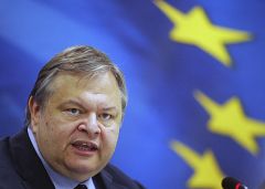 Fitch hunde la nota de la deuda de Grecia por "la ausencia de un programa de rescate de la UE"
