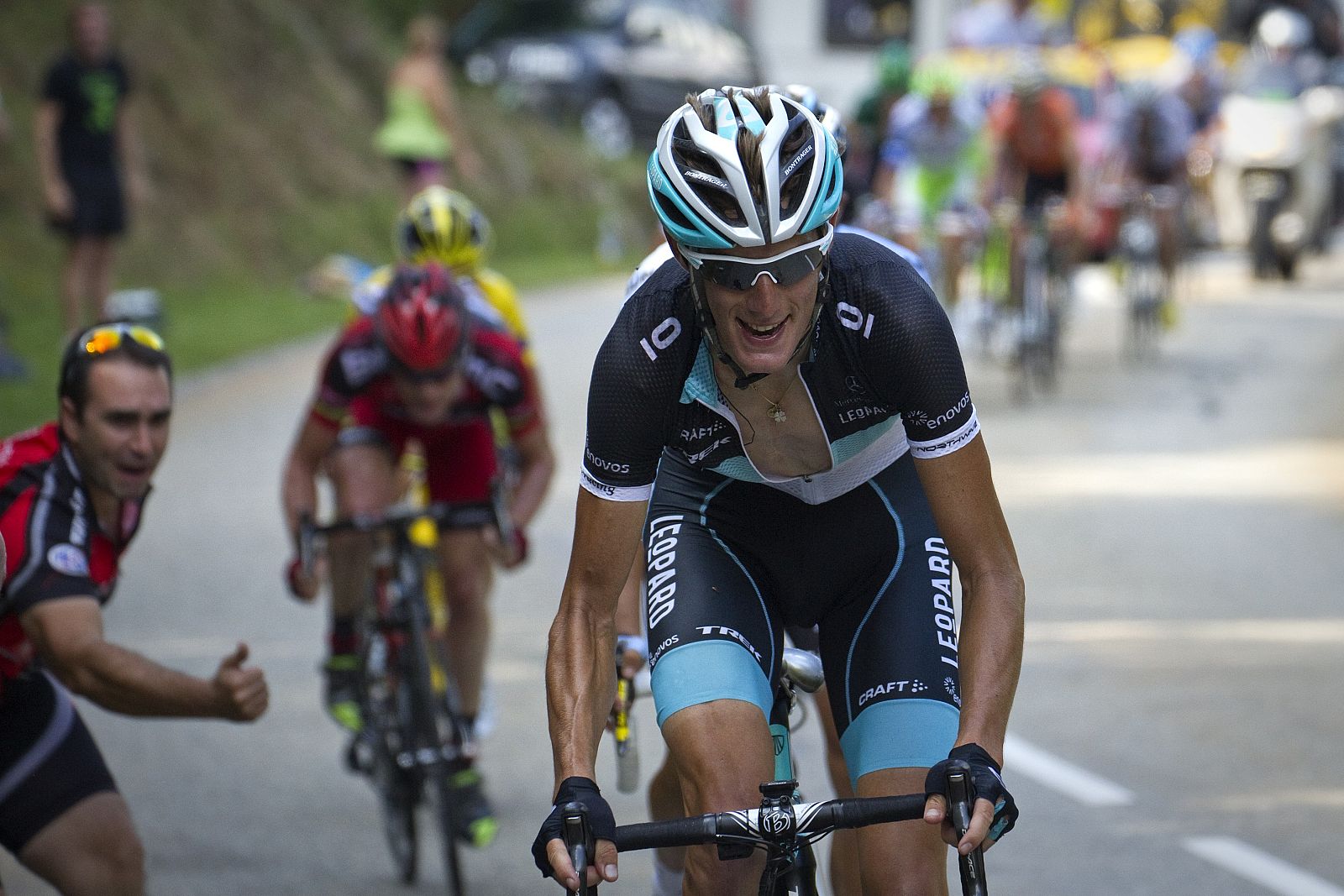 Andy Schleck durante una de sus intentonas en la etapa 14.