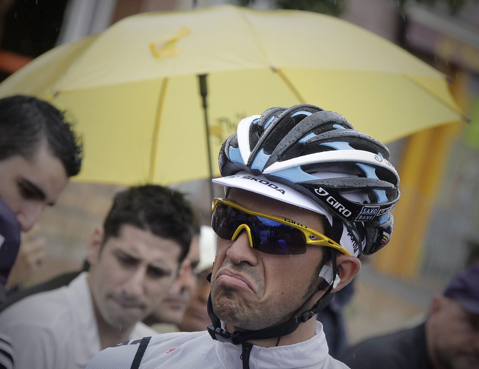 El corredor español del Saxo Bank, Alberto Contador, espera al comienzo de la undécima etapa del Tour de Francia.