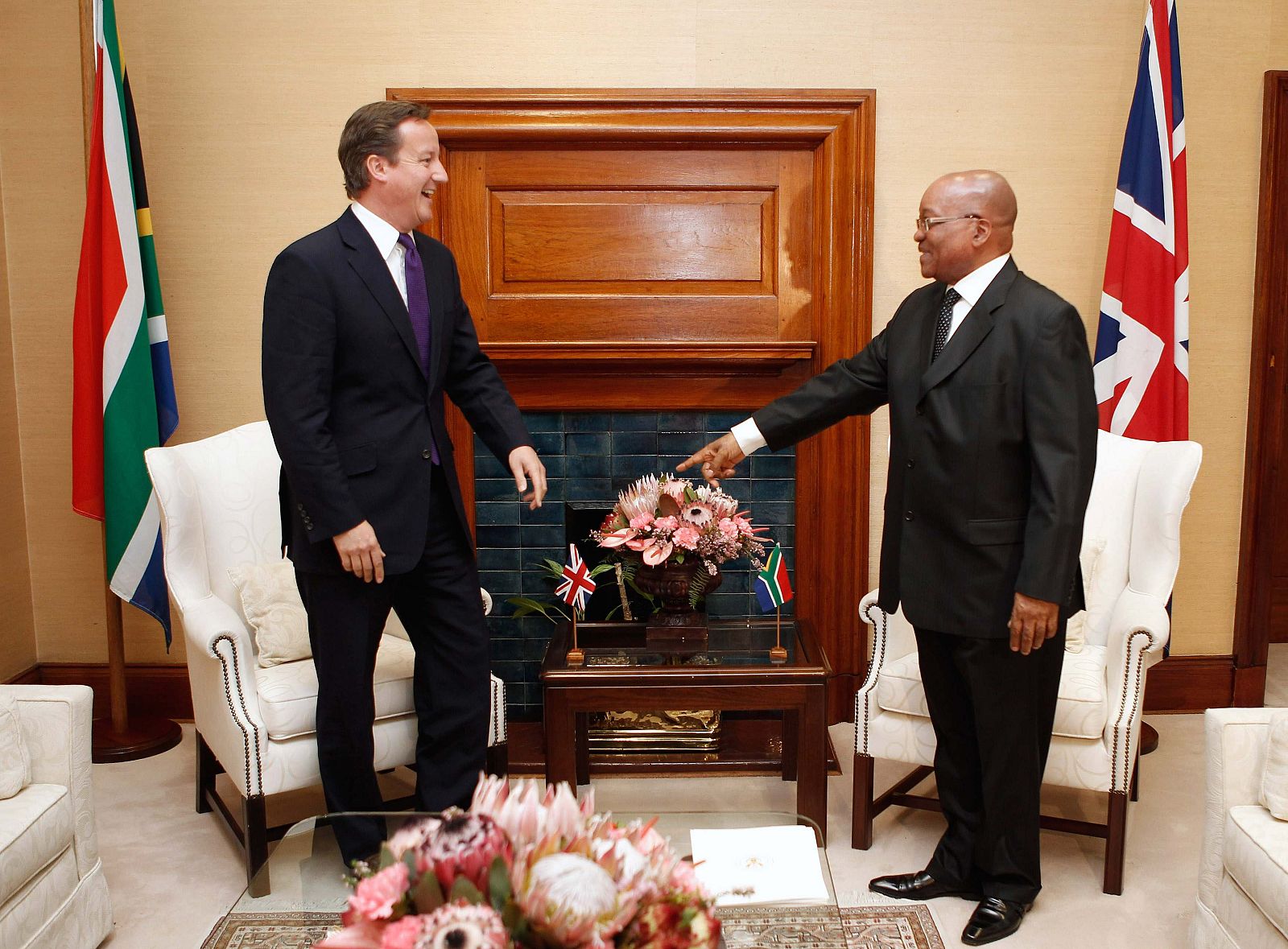 El primer ministro británico, David Cameron, junto al presidente de Sudáfrica, Jacob Zuma