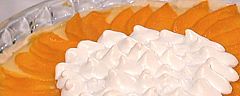Tarta de crema con melocotón y merengue