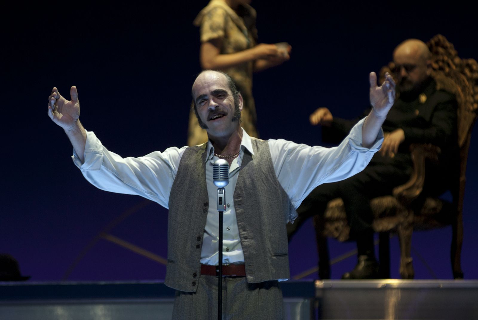 Luis Tosar caracterizado como Mackie "el navajas", un delincuente miserable con la ambición de convertirse en un hombre de éxito.