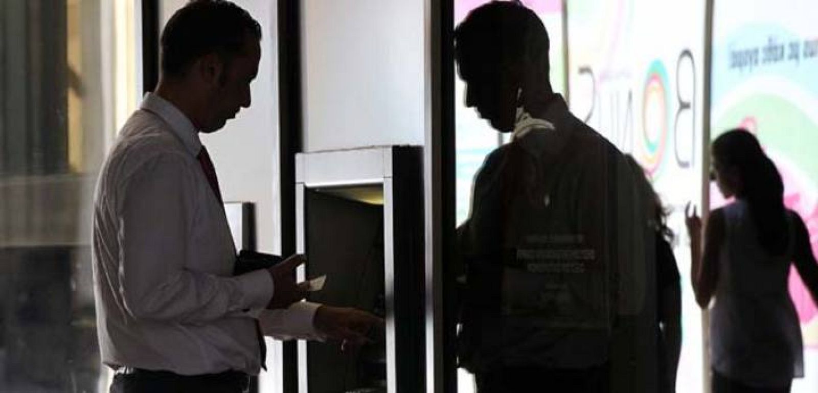 Una persona saca dinero de un cajero