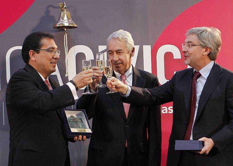 Banca Cívica cierra su debut en Bolsa con el mismo valor, en una jornada muy volátil