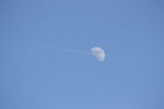 ¿Por qué a veces se ve la Luna de día?