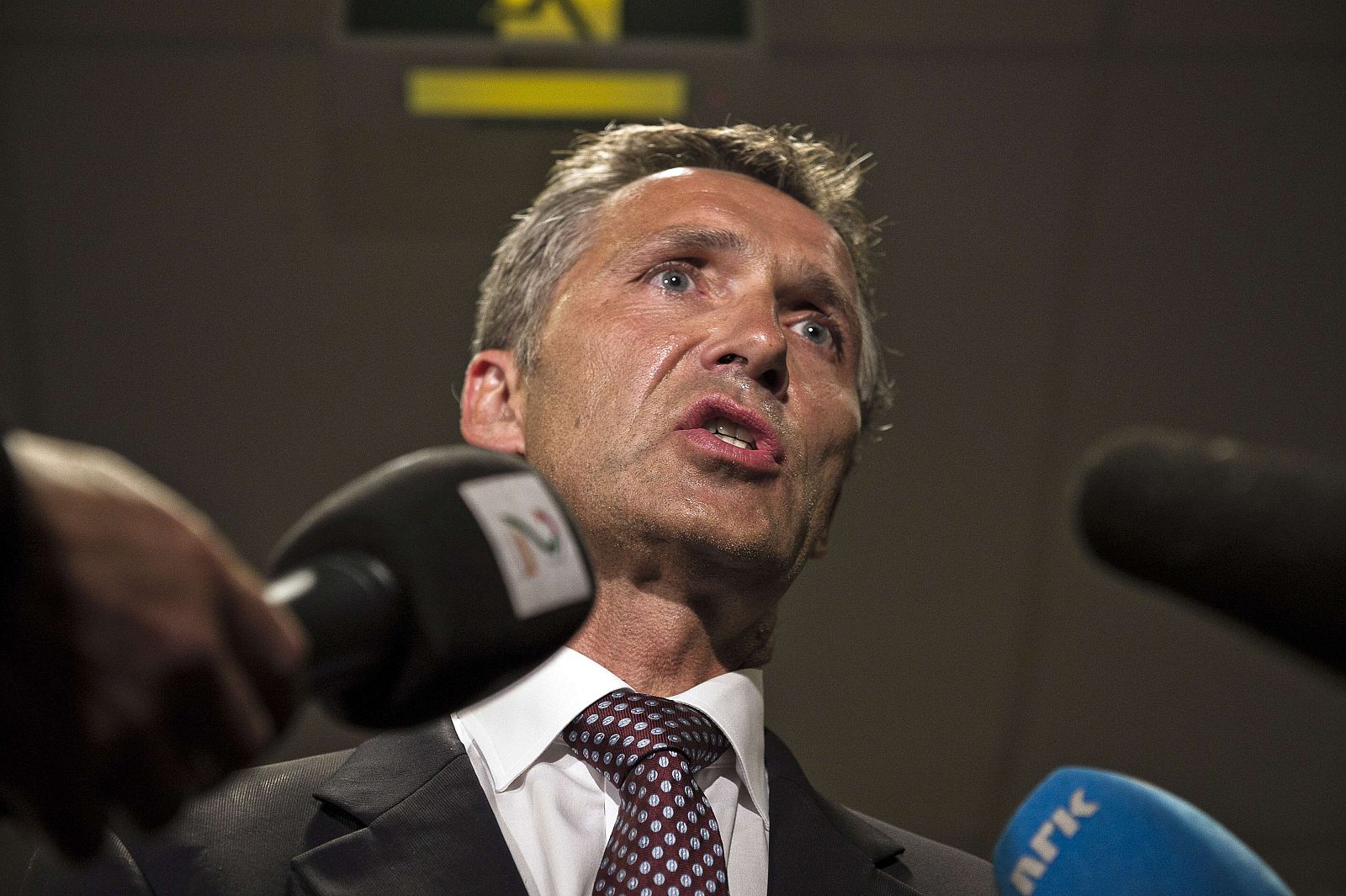 El primer ministro noruego, Jens Stoltenberg, en su comparecencia de prensa el sábado por la mañana en el hospital Ulleval University de Olso.