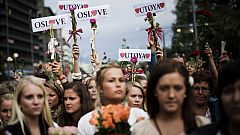 Decenas de miles de personas colapsan Oslo para homenajear a las víctimas del doble atentado