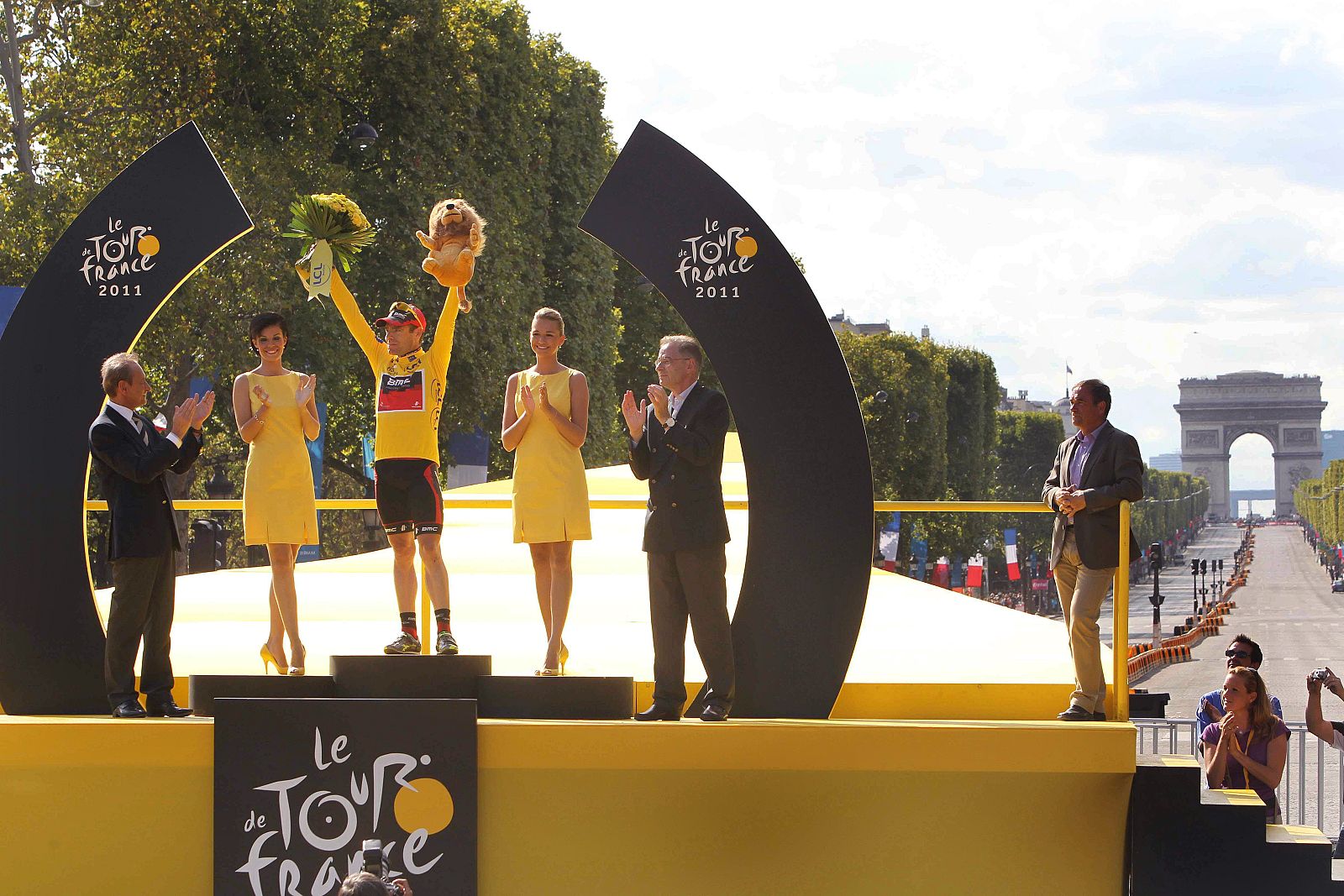 Cadel Evans celebra su victoria en el recién terminado Tour, que en 2016 podría empezar en Catar