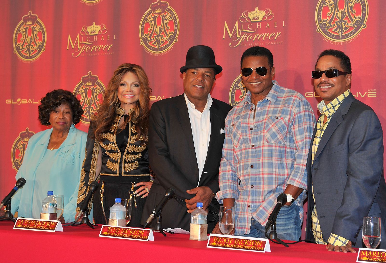 Katherine Jackson y La Toya Jackson, Tito Jackson, Jackie Jackson y Marlon Jackson durante la presentación del concierto benéfico en Beverly Hills, California.