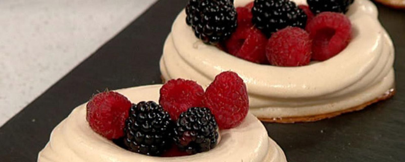 Nidos de merengue rellenos de frutos rojos (26/07/11)