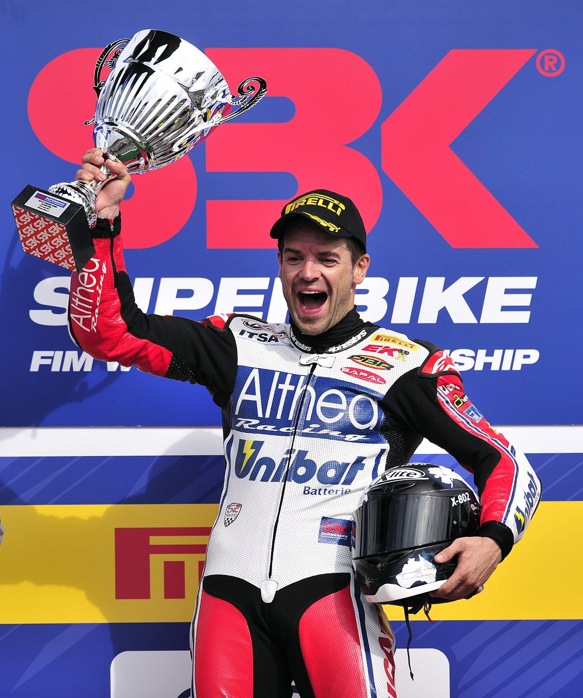 Carlos Checa triunfa en Silverstone