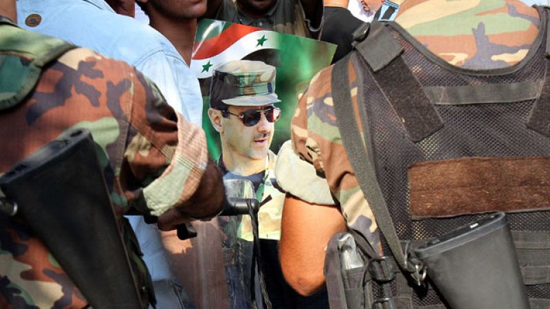 Asad aprovecha el 66 aniversario del ejército para felicitarlo un día después de la represión de Hama