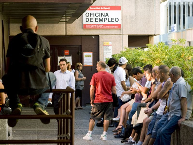 El paro baja en julio por cuarto mes al registrarse 42.059 desempleados menos