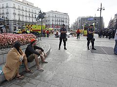 Desalojan a los 'indignados' que quedaban acampados en Sol y el Paseo del Prado