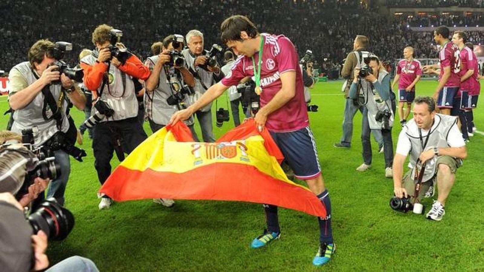 Raúl celebra la Copa de Alemania conseguida ante el Duisburgo en mayo