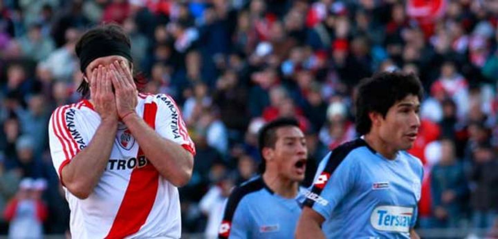 Mariano Pavone falla un penalti en el partido que consumó el descenso de River