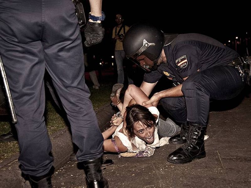 Una veintena de heridos en una carga de la policía contra los indignados en el centro de Madrid