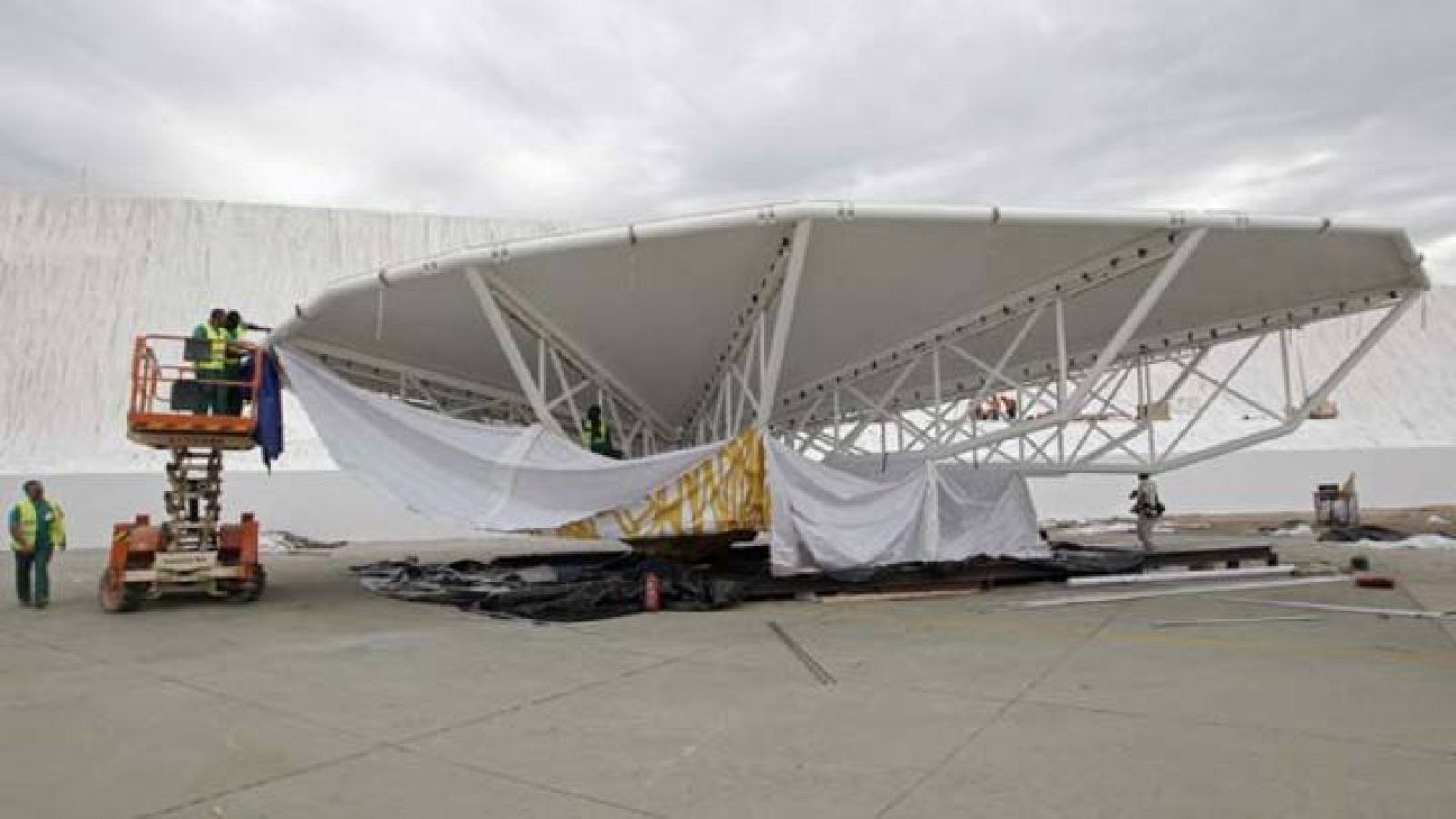 "Arbol de la vida" en el aeródromo de Cuatro Vientos para la vigilia y la misa que oficiará Benedicto XVI para cerrar la JMJ