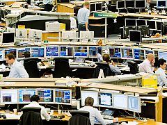 Las Bolsas europeas se desploman en la primera sesión tras la rebaja de la nota de EE.UU.