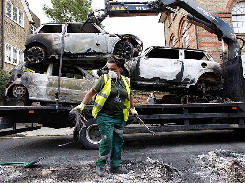 Primera víctima mortal de los disturbios de Londres en la noche más violenta de su historia