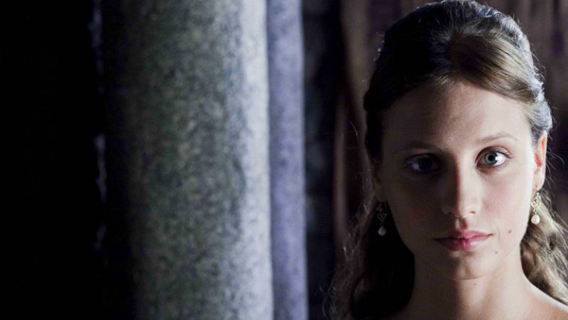 Isabel I de Castilla, interpretada por Michelle Jenner