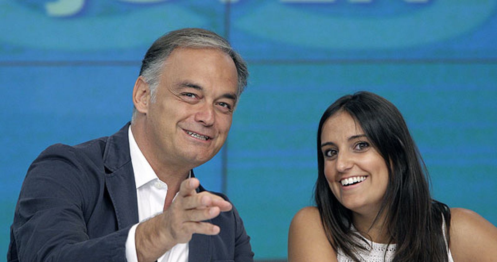 El vicesecretario de Comunicación del PP, Esteban González Pons, junto con la presidenta de Nuevas Generaciones, Beatriz Jurado en una reunión a principios de agosto.