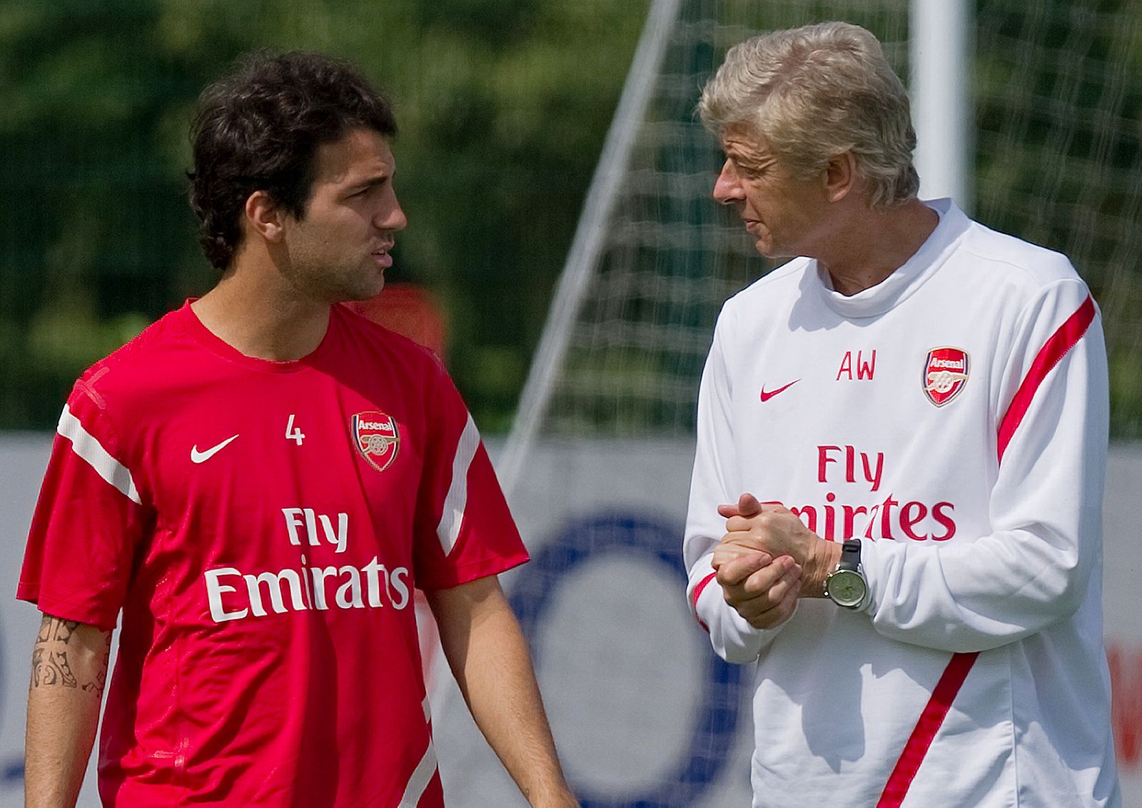 Cesc Fábregas y Wenger conversan durante un entrenamiento.
