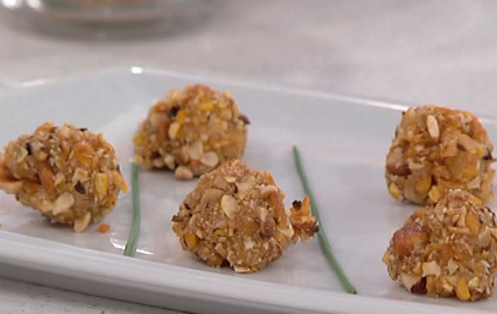 Albóndigas de pescado rebozadas en avellanas y kikos