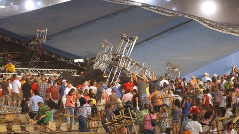 Cinco muertos y más de 40 heridos en EE.UU. al caerse un escenario por fuertes vientos