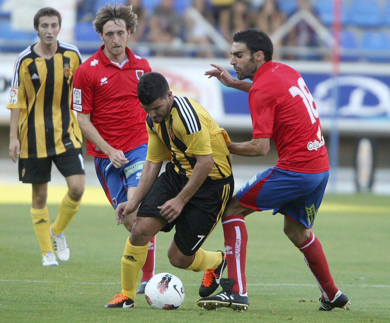 El C.D. Numancia, religioso pagador, y el Real Zaragoza, en concurso de acreedores, disputan un partido de pretemporada