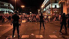 La protesta laica acaba con el desalojo por la fuerza de Sol tras enfrentamientos con peregrinos
