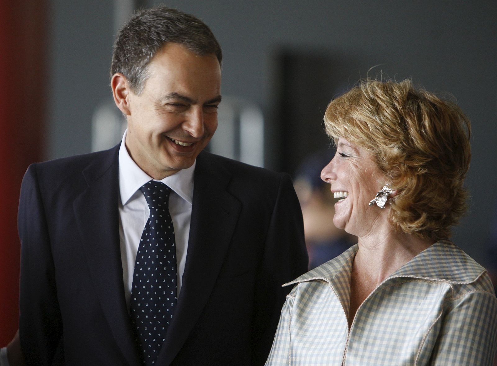 Zapatero coversa con Esperanza Aguirre