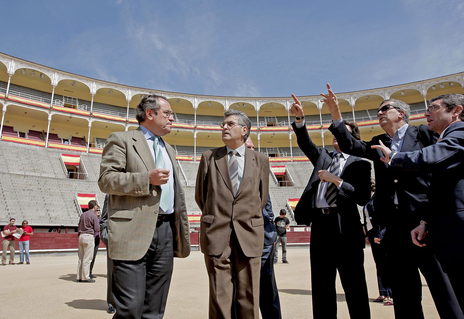 El director general de la Federación Española de Tenis, Albert Riba, visita las Ventas, posible sede de la Copa Davis