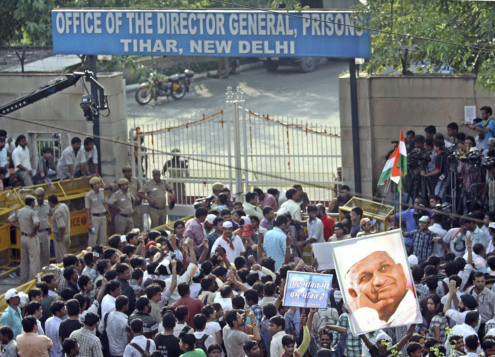 GOBIERNO INDIO LIBERA AL ACTIVISTA ANNA HAZARE