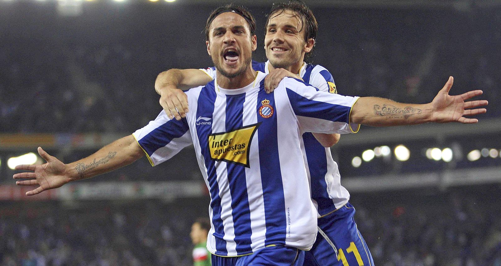 El delantero del Espanyol Pablo Osvaldo celebra un tanto junto a Joan Verdú, en imagen de archivo