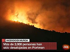 Los vecinos vuelven a casa en la localidad murciana de Portmán, tras estabilizar el incendio