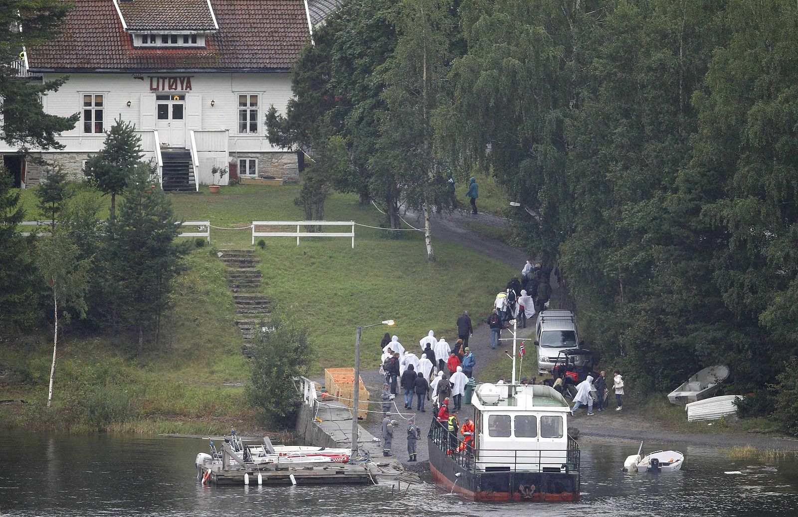 Los familiares de las víctimas de los atentados de Noruegan visitan la isla de Utoya