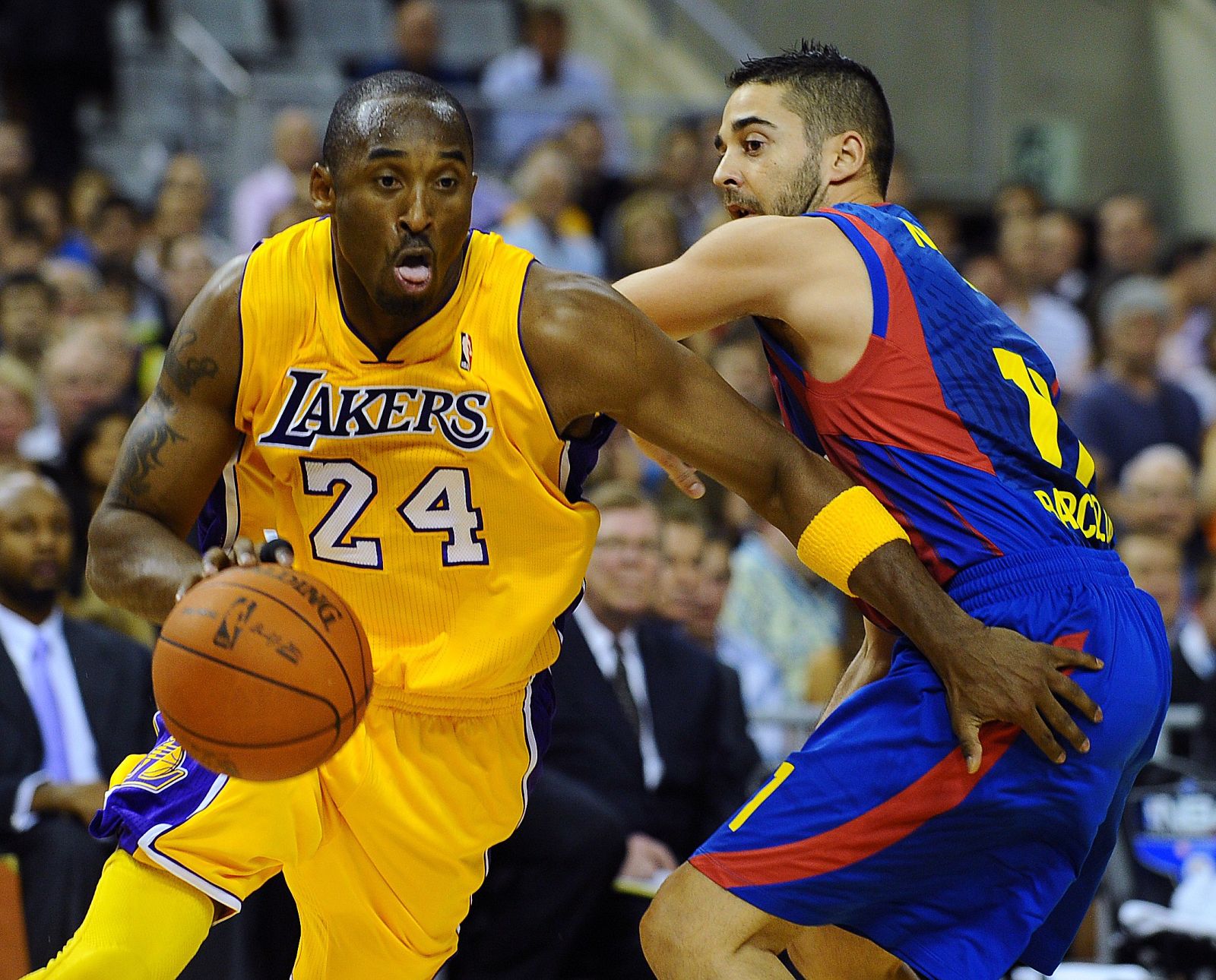 Kobe Bryant y Juan Carlos Navarro durante un partido disputado en el Palau Sant Jordi en Barcelona