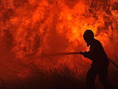 Los dispositivos siguen trabajando para extinguir los incendios en las zonas de Atamaría y Gredos