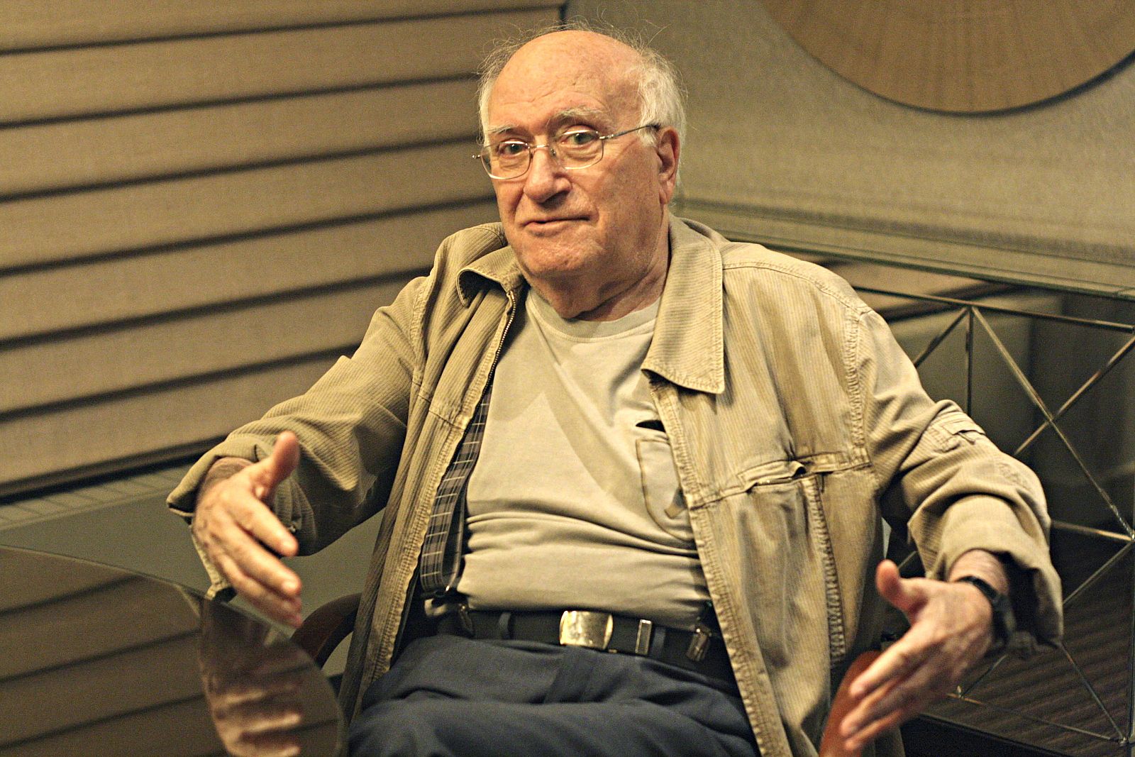 VICENTE ARANDA AFIRMA QUE LA DERECHA ESPAÑOLA SE NIEGA A VER CINE ESPAÑOL